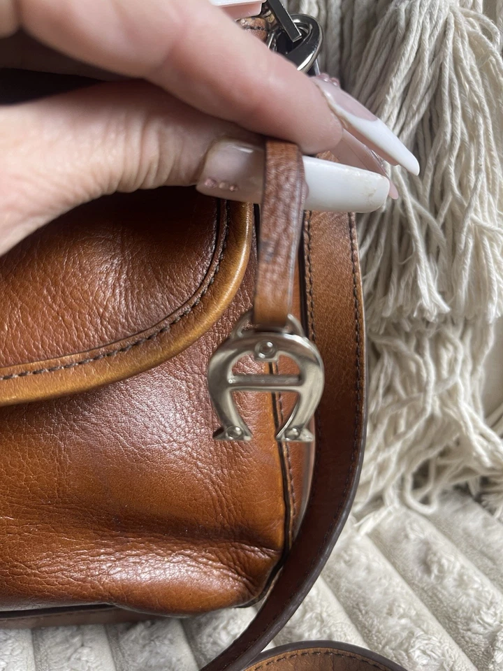 Bandolera de cuero marrón Fossil con hebilla con solapa Foto 3 de 4