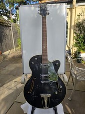 Eine signierte von "Snow Patrol" maßgefertigte halbakustische Gitarre.