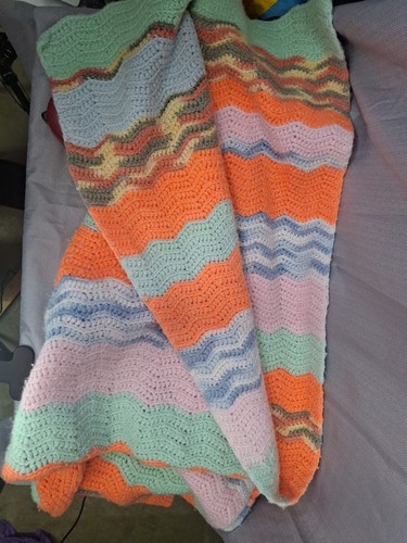 Manta vintage hecha a mano de ganchillo afgana para bebé en zig zag naranja pastel - Imagen 11 de 15