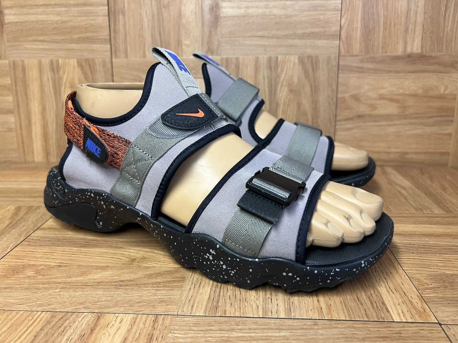 RARI sandali sportivi Nike Canyon Hiking taglia 13 CW9704 008 grigi arancioni blu