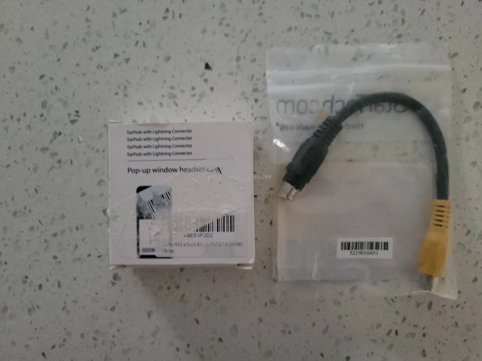 STARTECH.COM 6in/15cm S-Video to Composite video Adater cable & Pop-ups Lightnin - Image 2 of 4