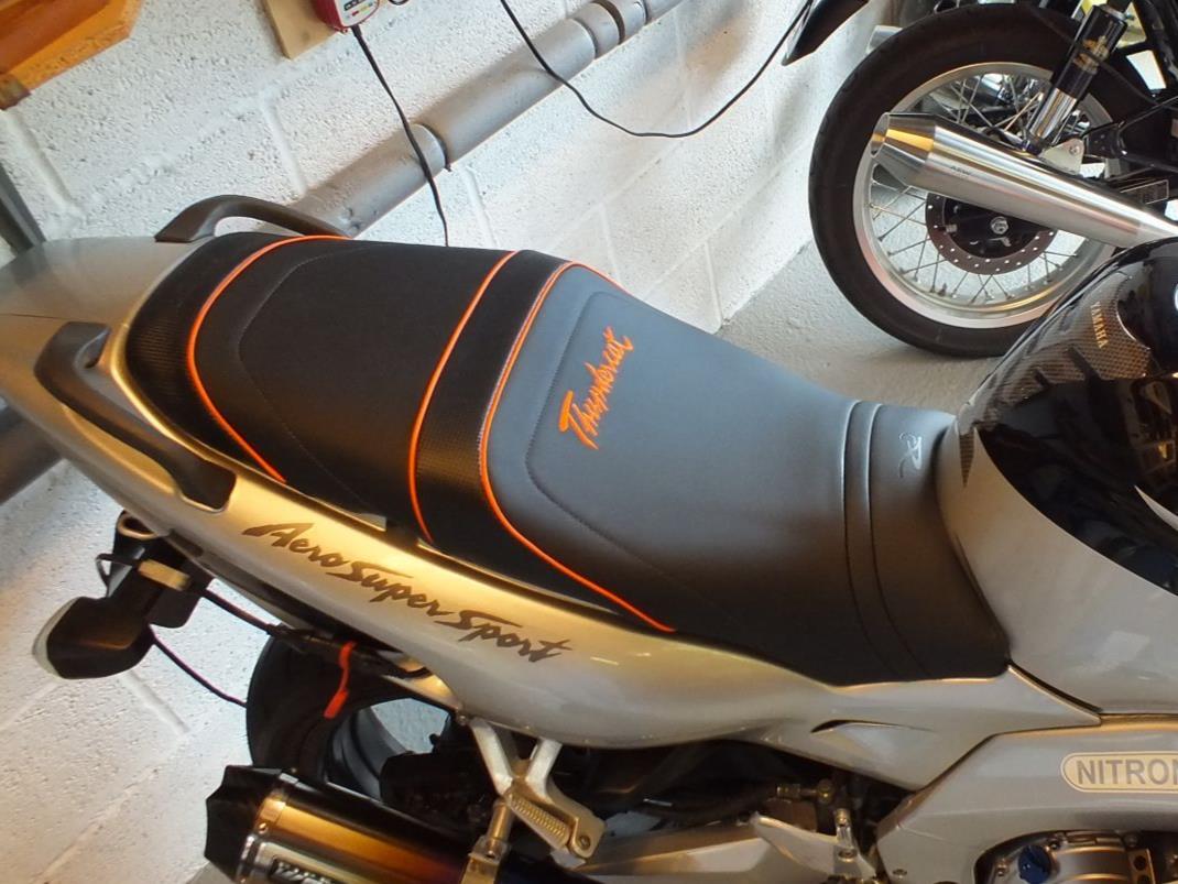 Revêtement selle Yamaha YZF600R Thundercat glissante ? Solution Top Sellerie imperméable