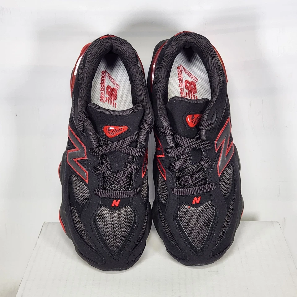 Talla 3 Niños Grandes - New Balance 9060 - Negro Cemento / Rojo Verdadero - PC9060JR Foto 3 de 4