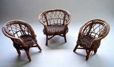 Salon en rotin miniature comprenant un canapé et deux fauteuils