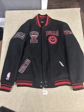 SizeL - Chicago Bulls NBA  Pro standard Varsity Bomber Jacket Black