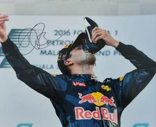 Daniel Ricciardo Hard Signed 8x10 Photo. FORMULA 1