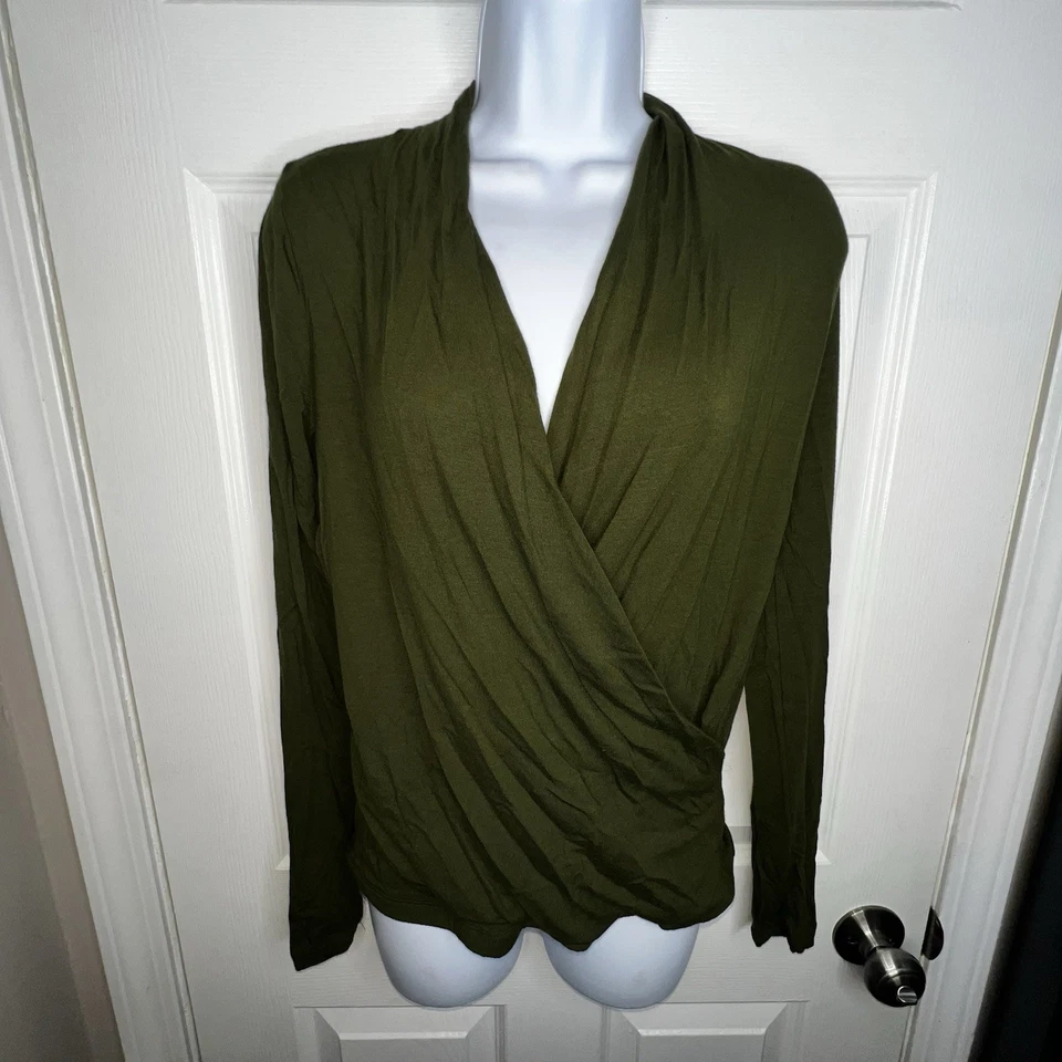 Top para mujer Banana Republic manga larga drapeado imitación envoltura verde persecución M Foto 2 de 4