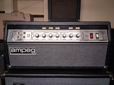Ampeg SVT ''Curved Line'' 300-Watt Bass Amp Head Svetlana Winged C 6550