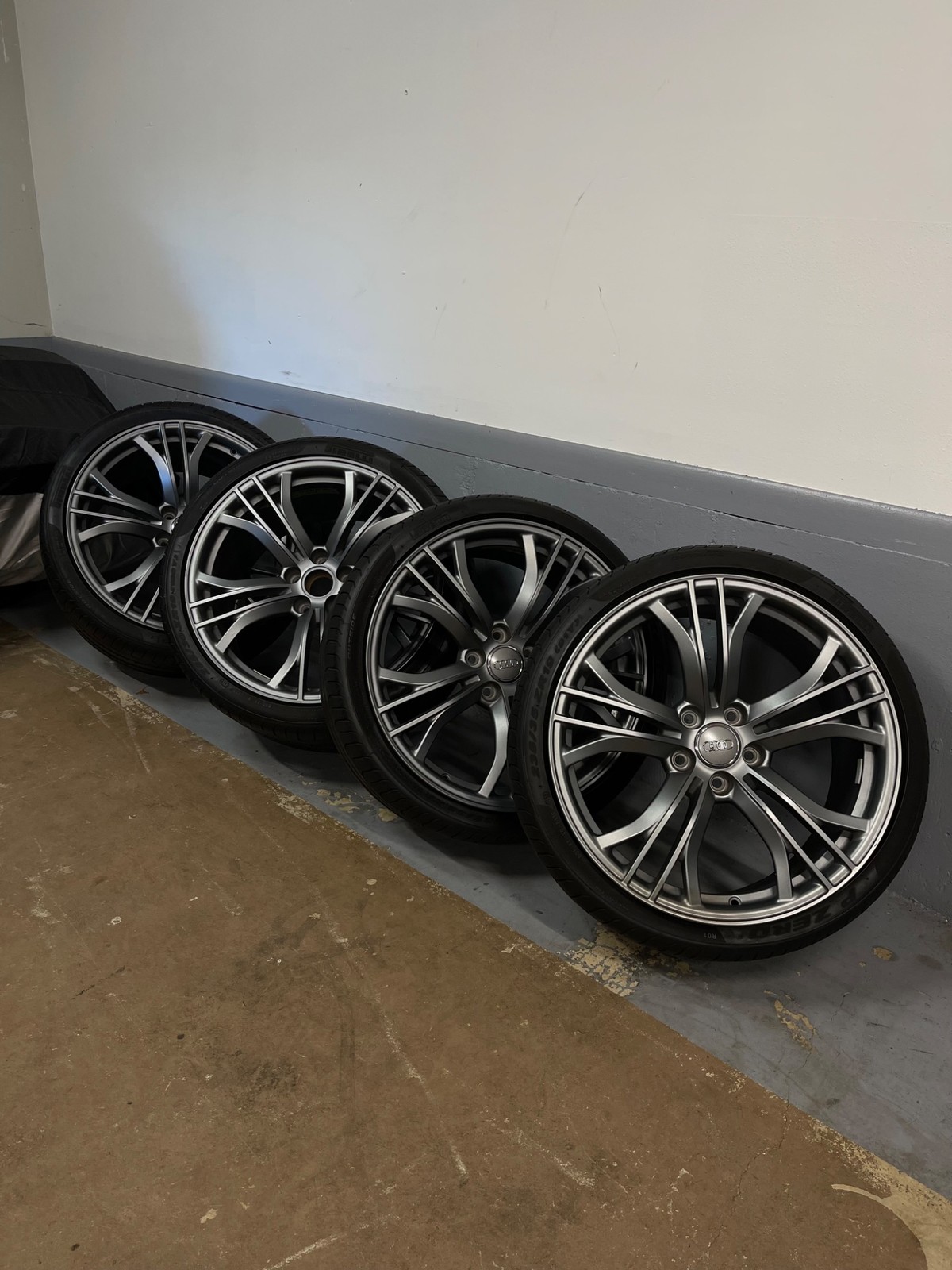 Audi R8 Plus Front Wheels Set of 4 Gray P/N 420601025AK