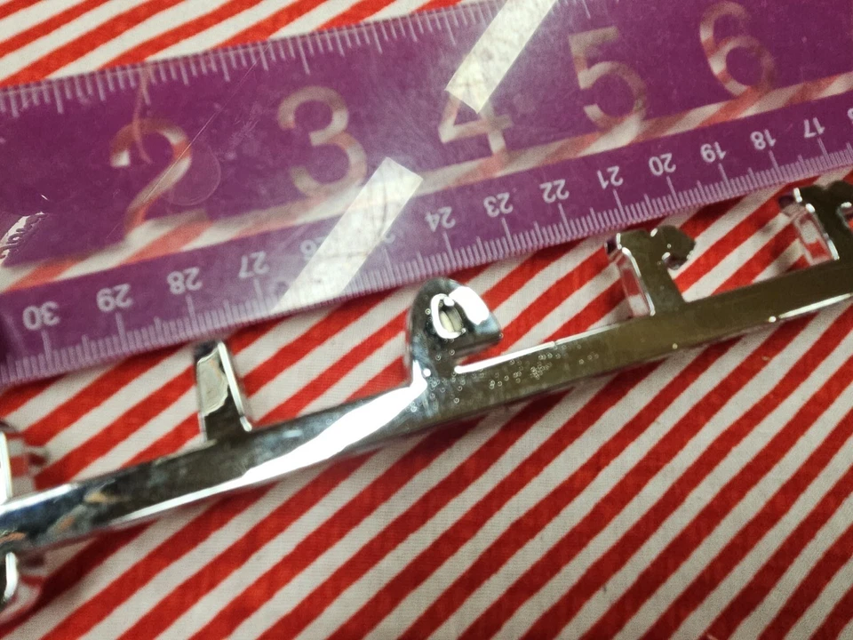 Guardabarros delantero Mopar NOS placa N "SIERRA" 57 Dodge Suburban Foto 4 de 4