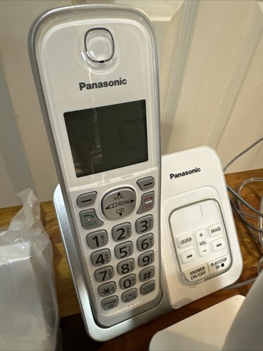 Panasonic Expandable Cordless Phone 2 Handsets KX-TGD632 White/Silver - Afbeelding 4 van 5