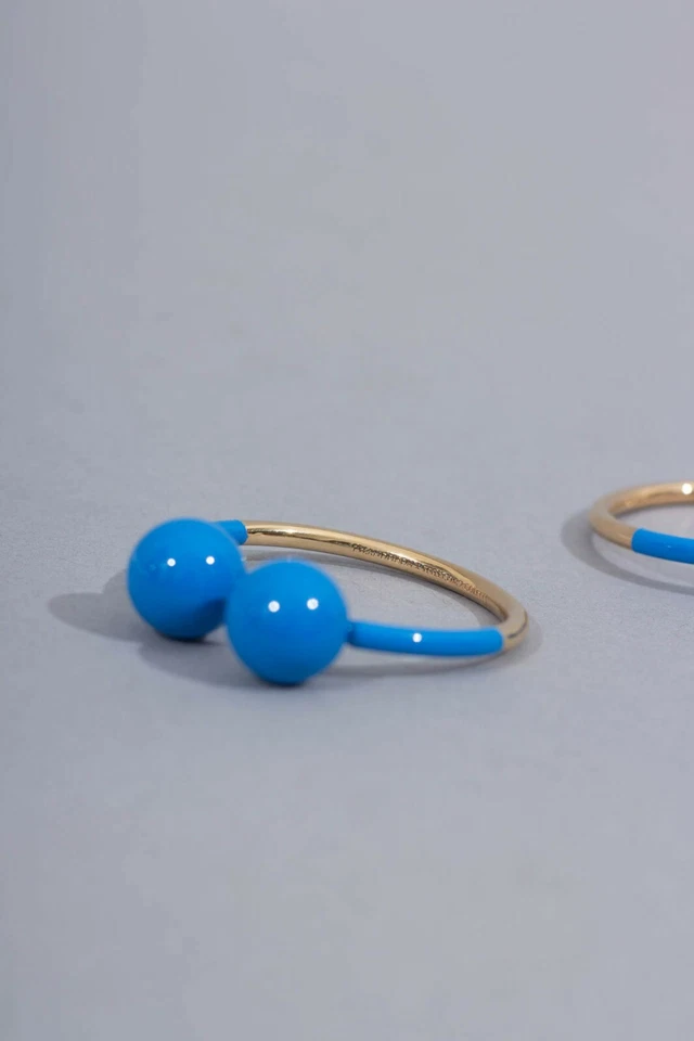 J.W. Pendientes de aro de doble bola Anderson Foto 3 de 4