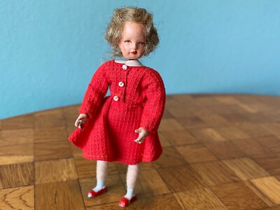 Mädchen Caco 50er  Metallfüße Kleid Puppenhaus Puppenstube 1:12 dollhouse doll 