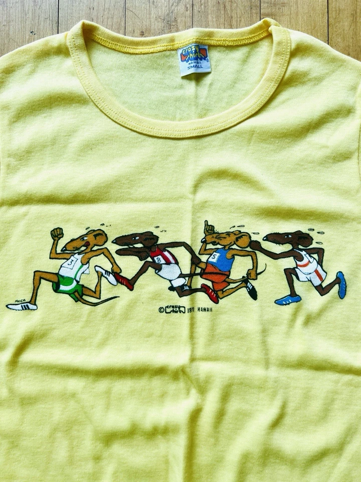 Camiseta amarilla vintage rara 1971 Crazy Shirt Hawaii Rat Race DEADSTOCK para mujer S Foto 2 de 4