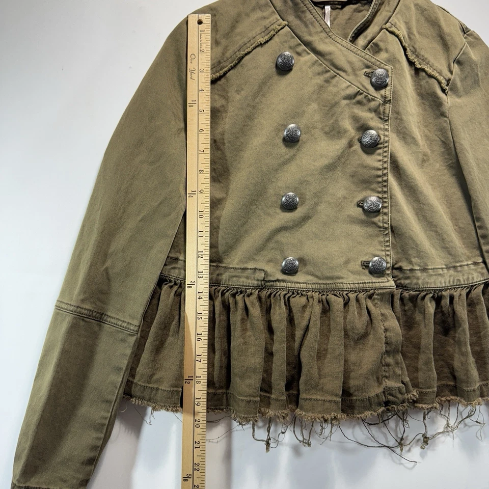 Chaqueta verde militar con dobladillo con volantes Free People con botones y peplum talla XS Foto 3 de 4