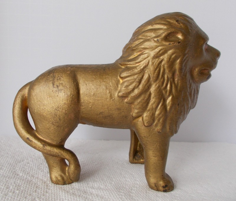 VINTAGE CAST IRON LION FIGURAL STILL BANK MONEY COIN BANK 6" x 5"