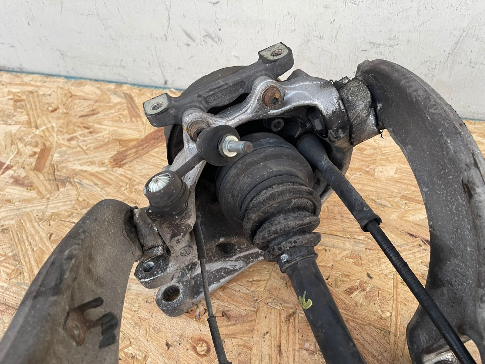 RIGHT REAR SPINDLE/KNUCKLE W/CONTROL ARM 08-19 MASERATI GRANTURISMO 4.2L M145