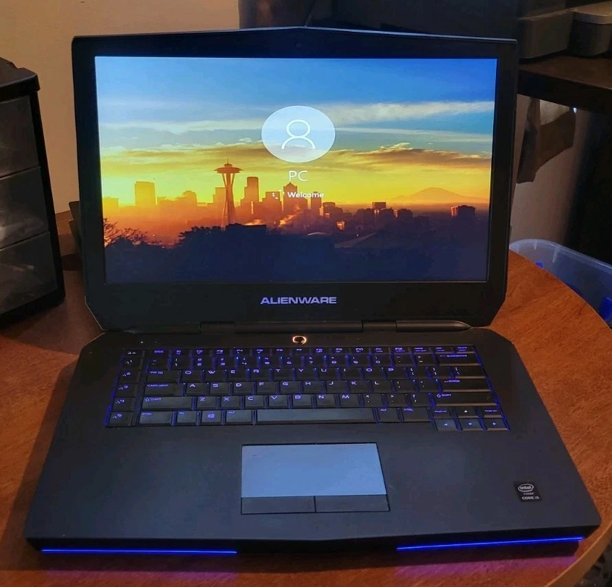 Dell Alienware 15 P42F i5-4210H 2,9 GHz 1 TB HD 8 GB de RAM, Windows 10 Home Foto 2 de 4