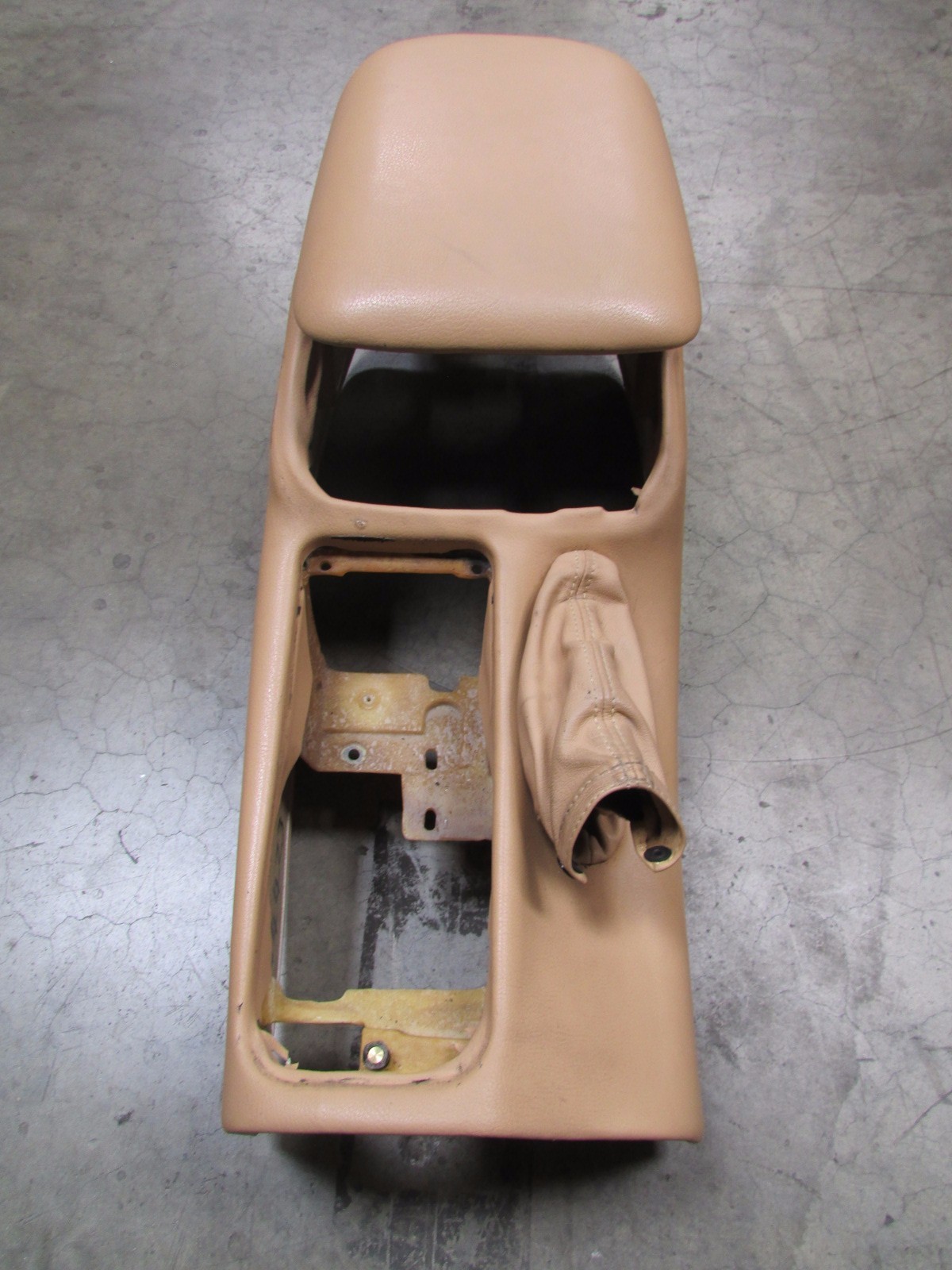 Maserati Coupe, Gransport, Center Console With Lid, Cream , P/N 67696605