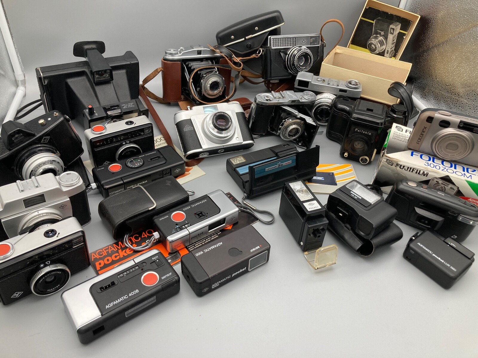 KONVOLUT VINTAGE KAMERAS AGFA FUJI KODAK POLAROID 18 Stk. POINT&SHOOT AGFAMATIC