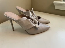 AD & Daughters Womens Size 9 Mules Shoe Pointed Toe Neutral Gray Heeled Bow New