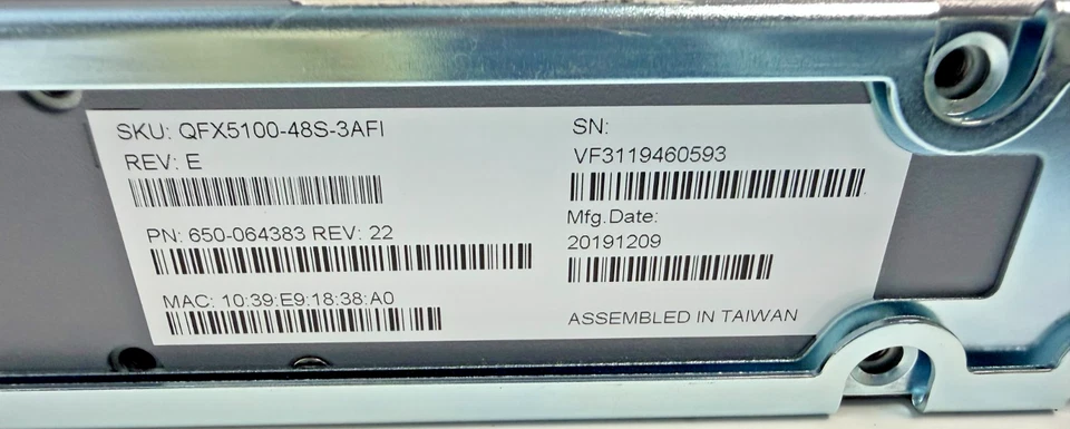 Juniper QFX5100-48S-3AFI 48 puertos SFP+ 6 QSFP+ 2x administración SFP/RJ-45 Foto 4 de 4