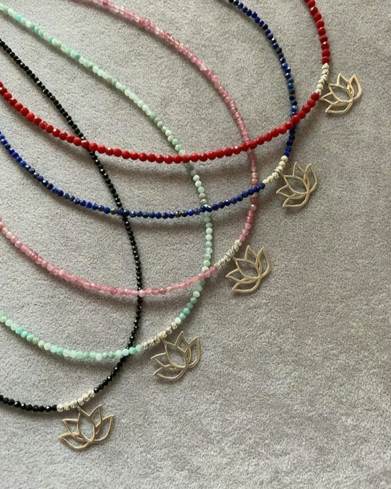 Precioso collar colgante de loto de piedras preciosas de plata de ley 925 hecho a mano Foto 2 de 4