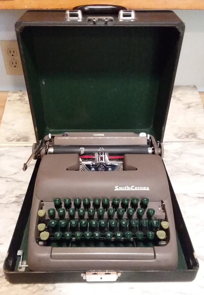 Vntg 1949 Smith Corona CLIPPER Portable Manual Typewriter w/ Case & Key - TESTED