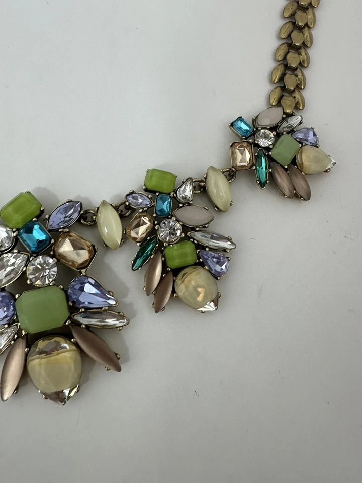 Collar llamativo diseño floral tono latón Stella and Dot en verde azulado. Foto 4 de 4