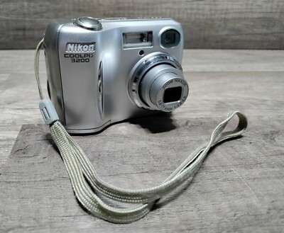 Nikon CoolPix E3200 3.2MP Compact Digital Camera Zoom Silver WORKS