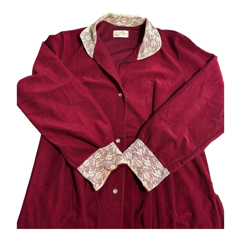 Bata Katz para mujer grande de terciopelo borgoña cuello y puños bolsillos delanteros a presión Foto 4 de 4