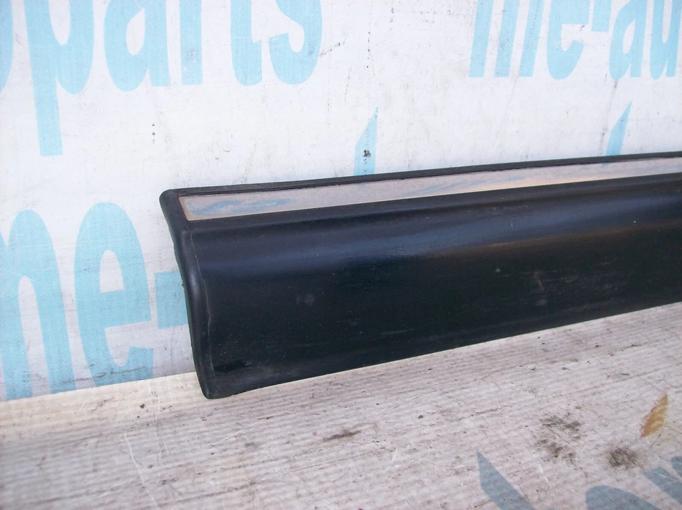 MERCEDES BENZ W123 1977-1985 OEM PASAJERO TRASERO DERECHO PUERTA INFERIOR MOLDURA Foto 2 de 4