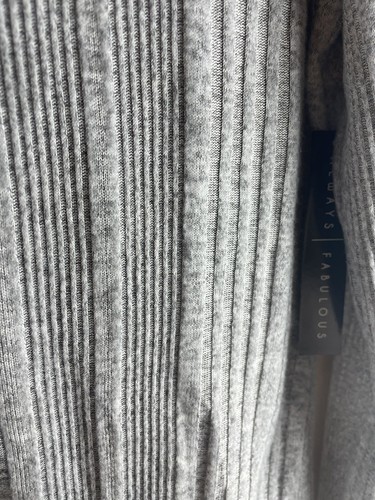 NWT Absolutely Famous Women's Gray Long Sleeves Top/ Sz Médium - Picture 3 of 7