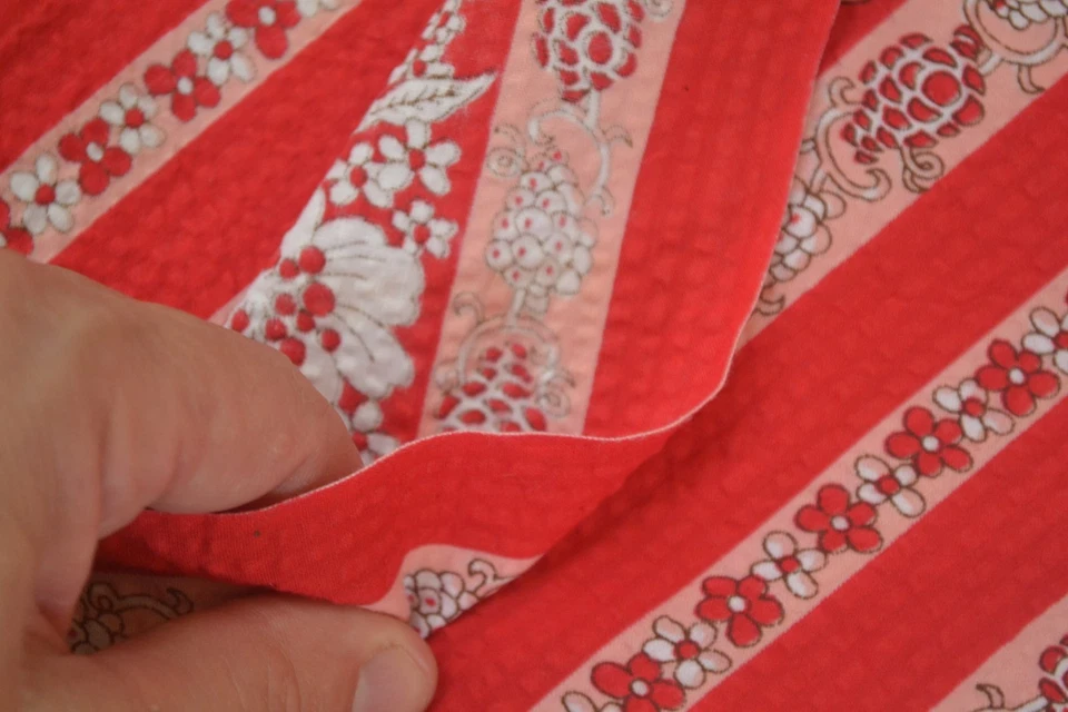 By 1/2 码,36 英寸复古 1940 - 60 年代,红色白色和粉红色花卉条纹 Plisse,M7359 — 第 4/4 张图片