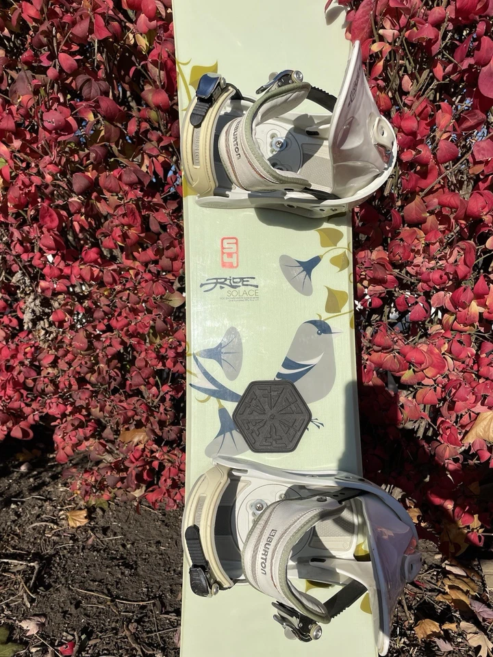 Snowboard Ride Solace 154 cm para mujer (flores) con fijaciones blancas personalizadas Burton Foto 3 de 4