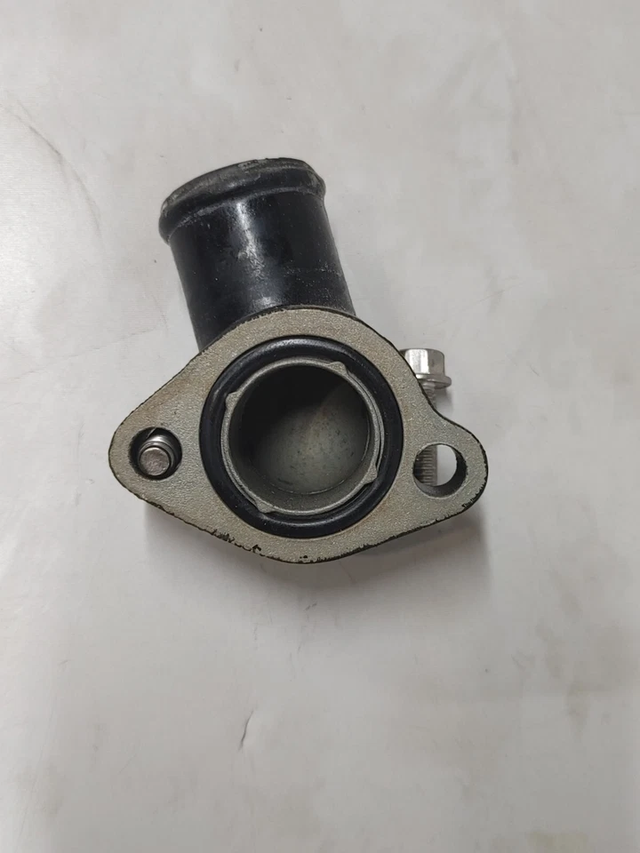 Cubierta de tubo de salida de refrigerante Triumph Tiger 955i 2005 Foto 2 de 3