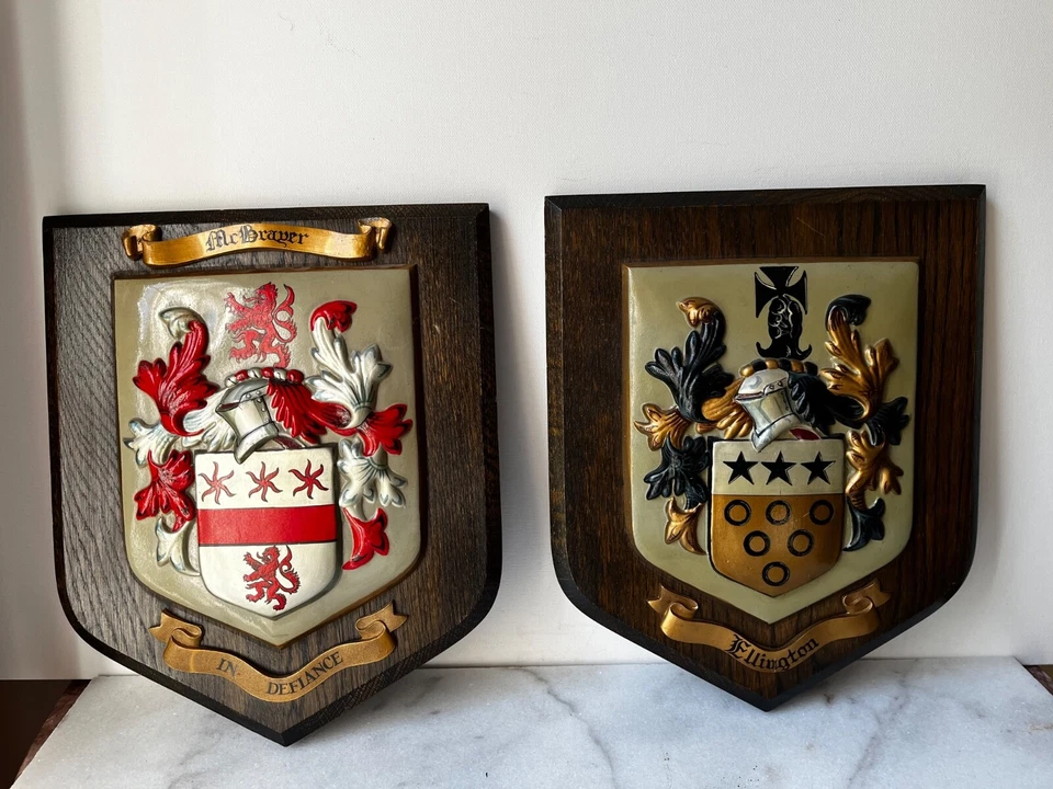 placas de madera con escudos familiares o escudos de armas. McBrayer y Fllington. Foto 2 de 4