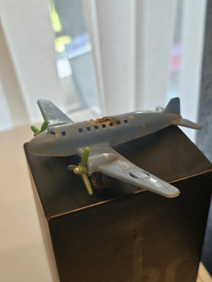 Avión de plástico de los años 50 juguete falta una rueda tiene ambas hélices Foto 2 de 2