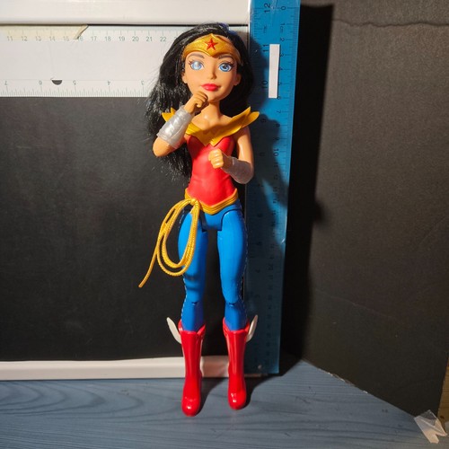 Mattel DC Comics: DC Super Hero Girls: In Training Action Doll – Wonder