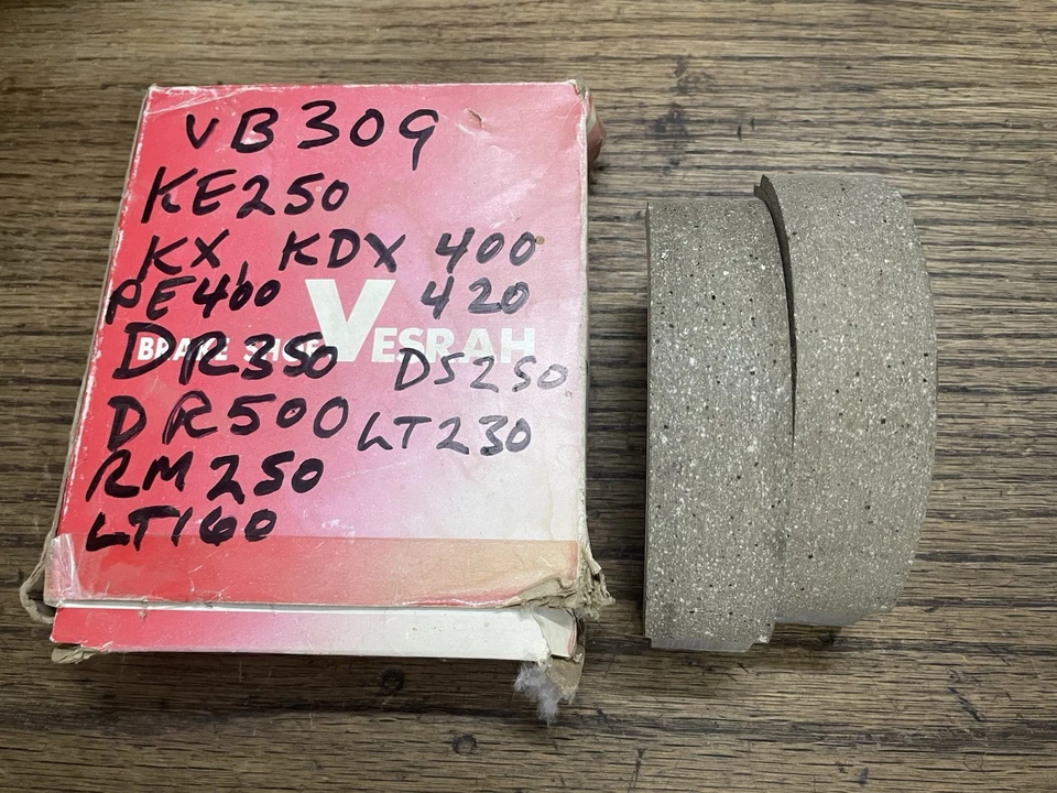 Zapatas de freno Vesrah Suzuki RM250, LT160, DR500, PE400, Kawasaki KX400, KDX420, KE250, Foto 2 de 3