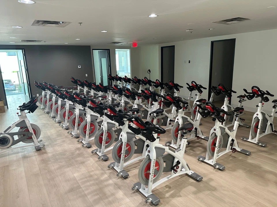 Schwinn CARBON 蓝色运动自行车 室内自行车 有氧运动 HIIT YOGA GYM 适合 — 第 2/4 张图片