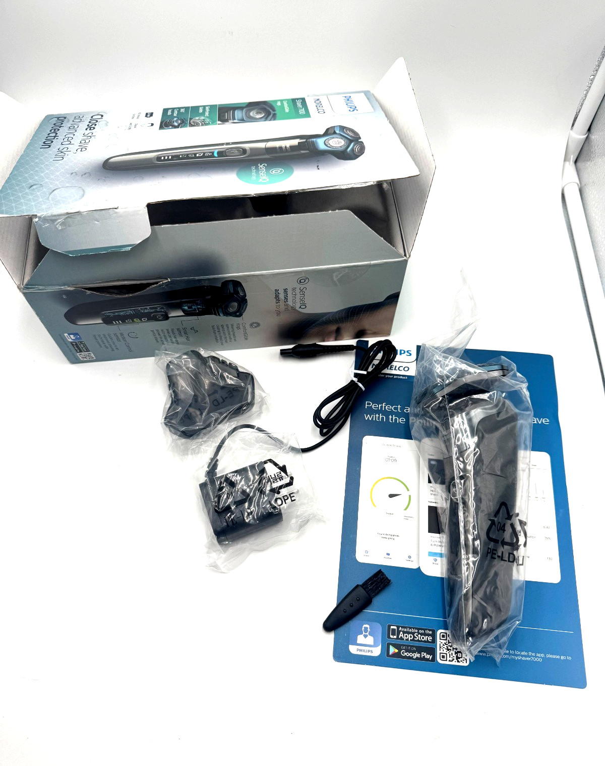 7100, Rechargeable Wet & Dry Electric Shaver With Senseiq