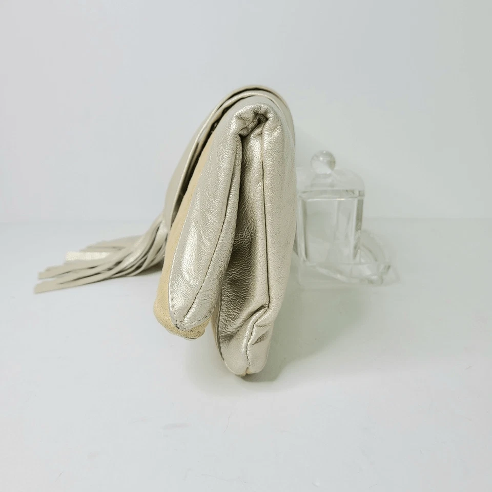 Bolso sin asas Goldenbleu para mujer cuero dorado gamuza acolchado envolvente flecos-leer Foto 3 de 4