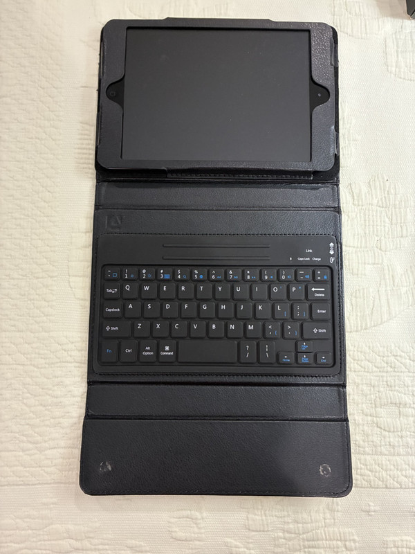 BROOKSTONE MINI TABLET black faux leather ipad blue tooth case & keyboard