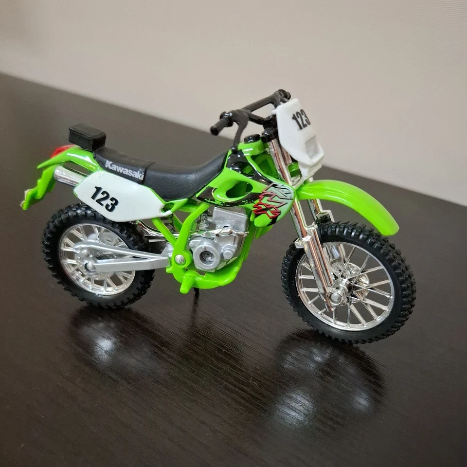 Línea de montaje Maisto Kawasaki motocicleta diecast metal 1/12 moto de tierra juguete Foto 3 de 4