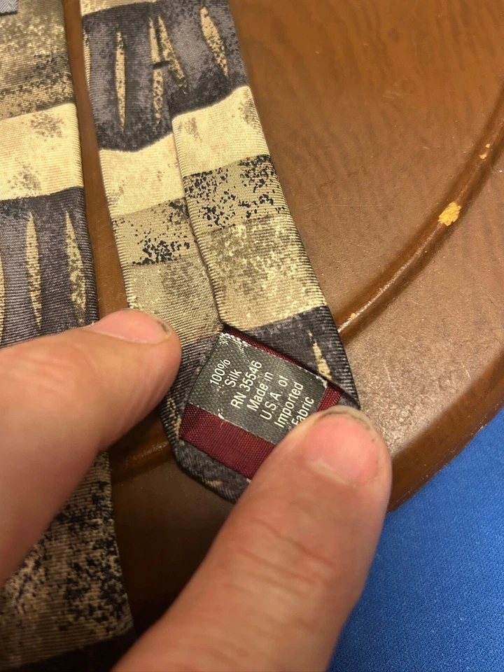 Corbata a rayas 100 % seda marrón Surrey para hombre Foto 3 de 4