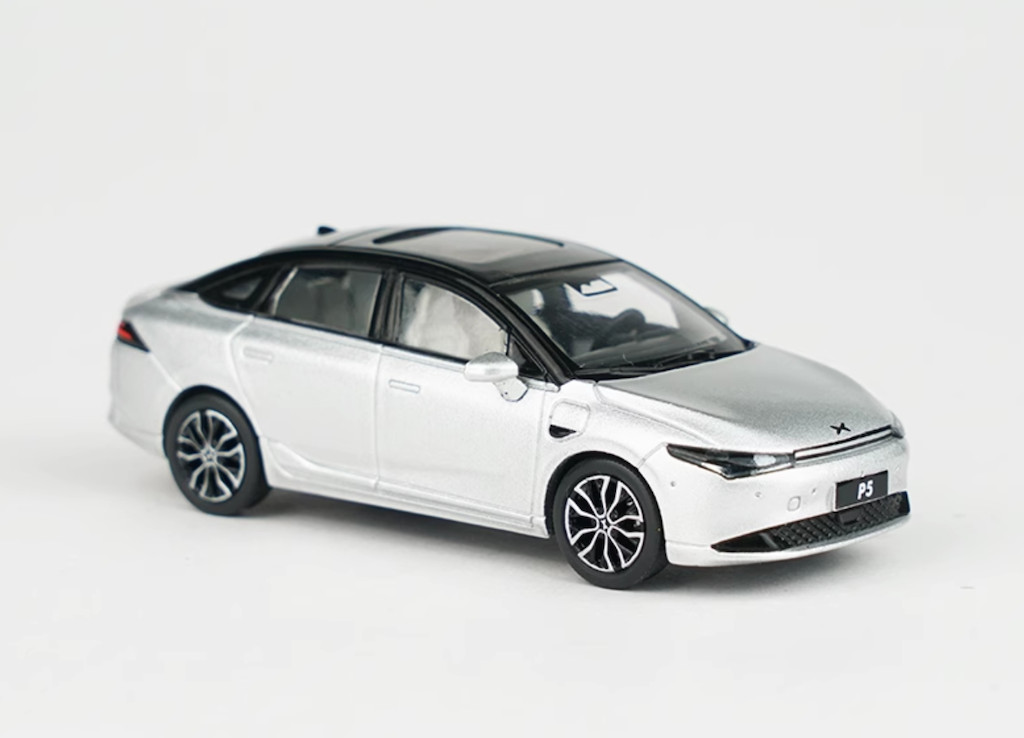 XCARTOYS 1:64 Silver Xpeng P5 EV Vehicle Sedan Model Diecast Metal Car