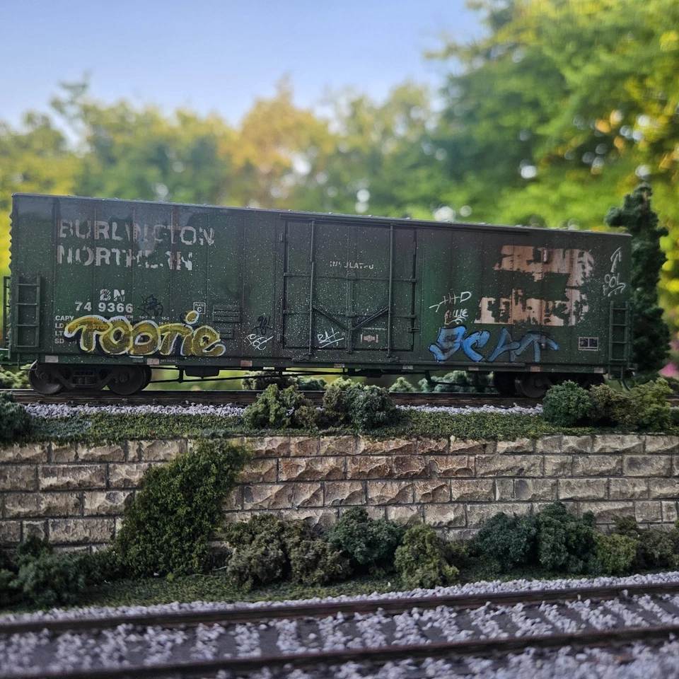 Coche de carga Athearn Genesis escala 50' HO personalizado desgastado 50' pintado a mano graffiti Foto 2 de 4