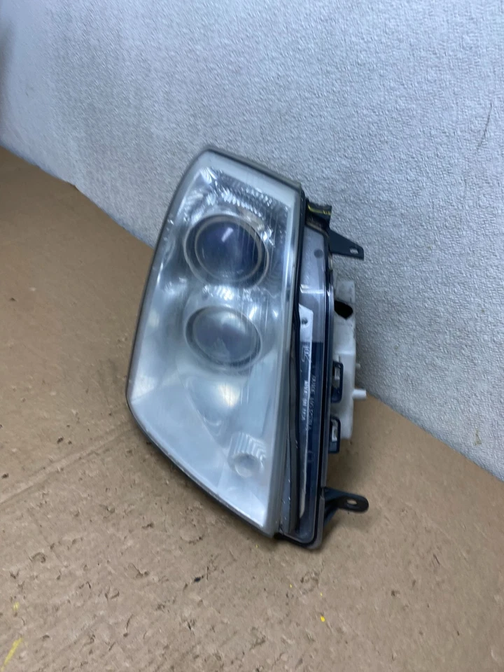 Оригинальная правосторонняя ксеноновая фара для Cadillac STS 2005–2011 годов выпуска U9975 DW - Изображение 2 из 4