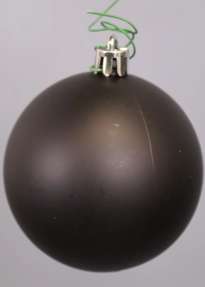 Paquete de 12 bolas de adorno de Navidad Vickerman 2,75 acabado negro mate Foto 3 de 4